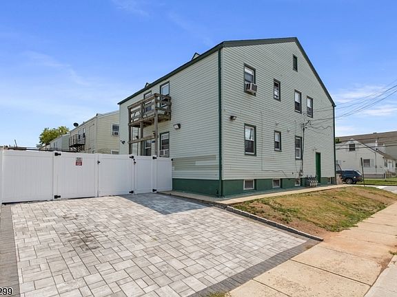 4th image of 637 Myrtle St