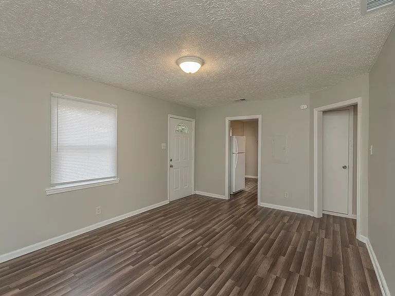 821 Forsythe St — Photo 3