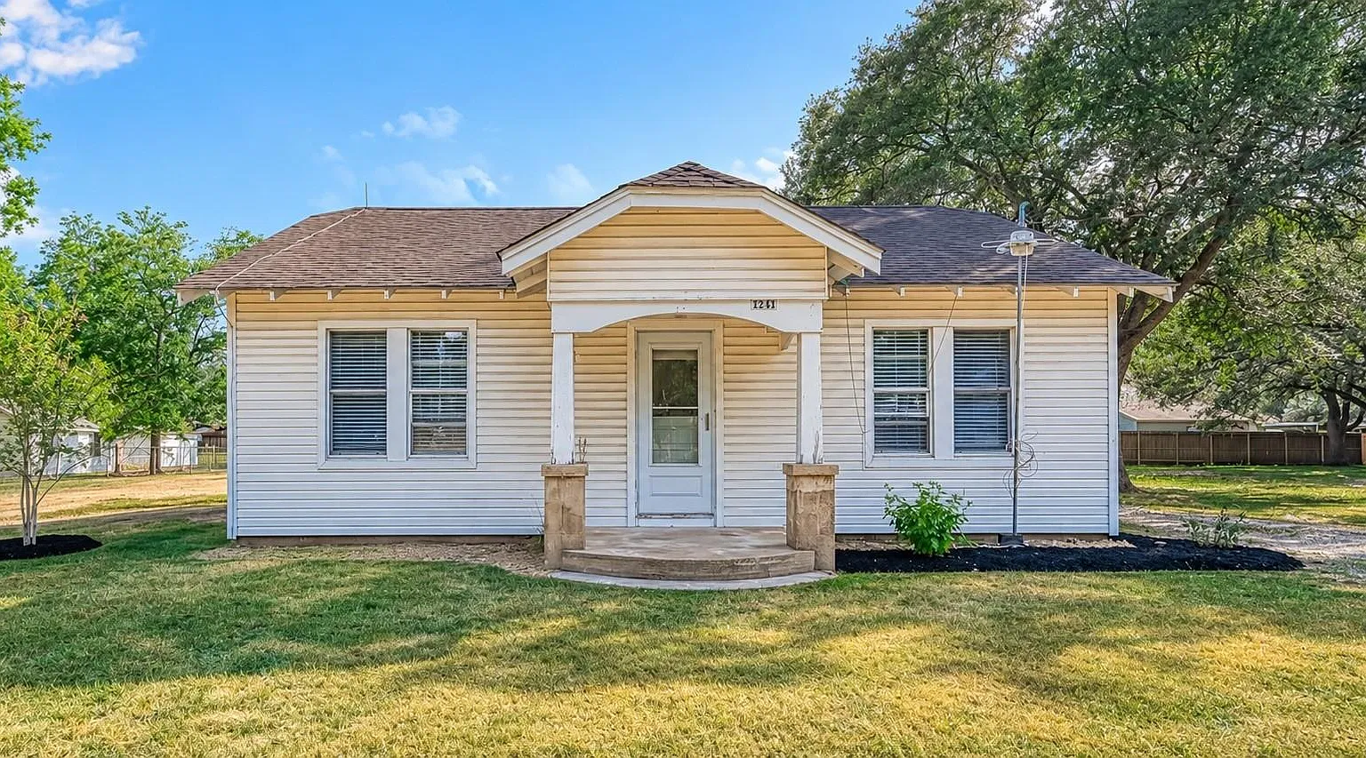 2 bed, 1.0 bath, 974 sqft, $1,350 — Photo 1
