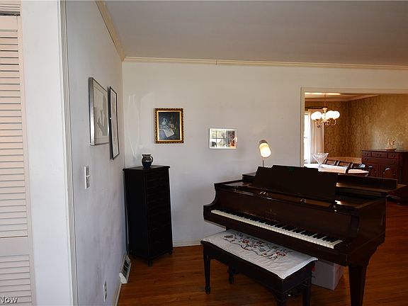 5th image of 8074 Deerpath Dr