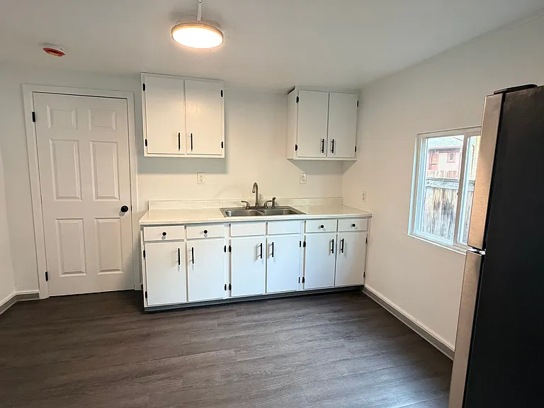 560 W 13th Ave — Photo 3