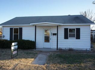 107 W Poe St, Iowa Park, TX 76367