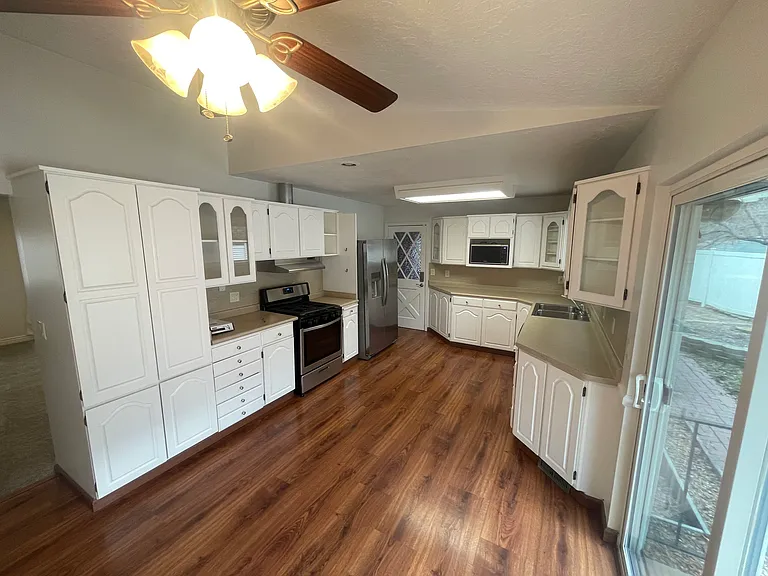 1442 E Sandy Hills Dr — Photo 8