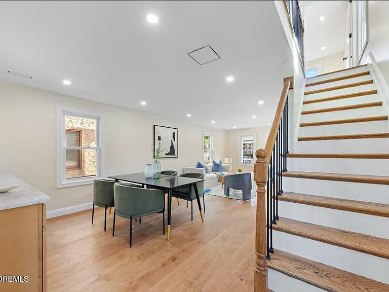 824 Dunlewy St — Photo 17
