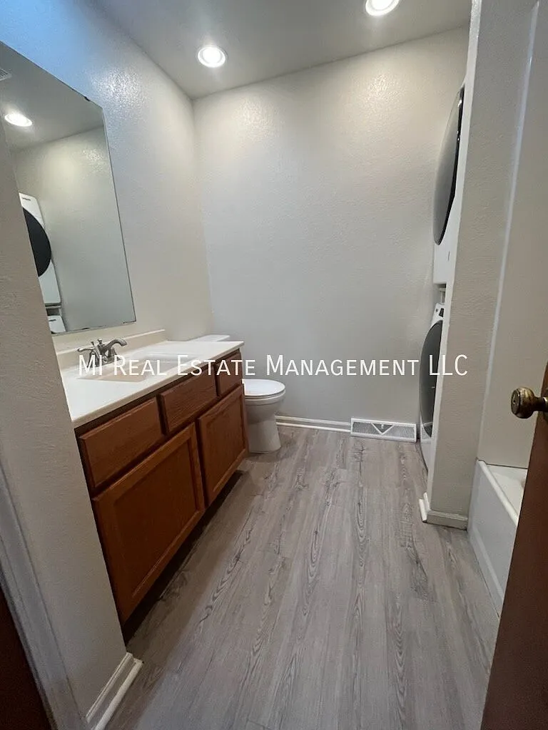 2 bed, 1.0 bath, 900 sqft, $1,350 — Photo 3