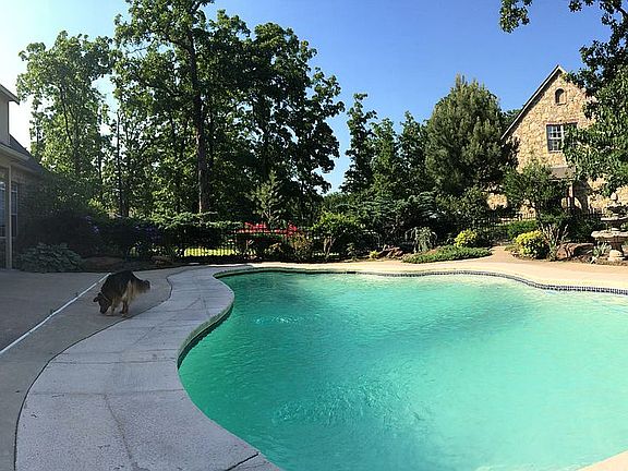 Pool w pump house w toilet