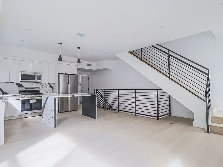 New Construction Luxury 4 Bed Townhomes With Roof Decks — Photo 46