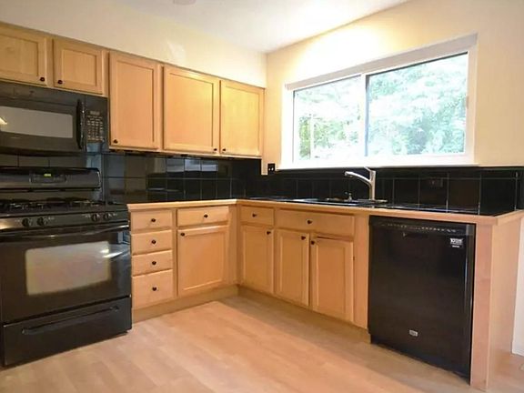 Kitchen (other view)