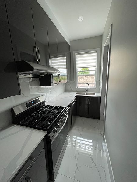 Surrey House for rent - 4 Bedrooms — photo 6