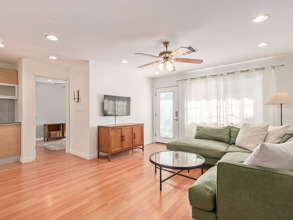 Natural light aplenty in this Phoenix/Biltmore area condo