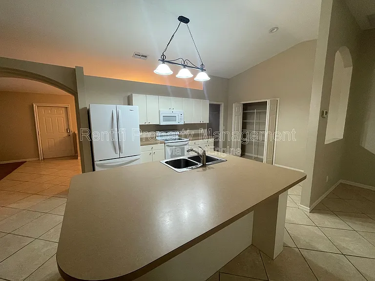 1710 SW 10th Pl — Photo 4