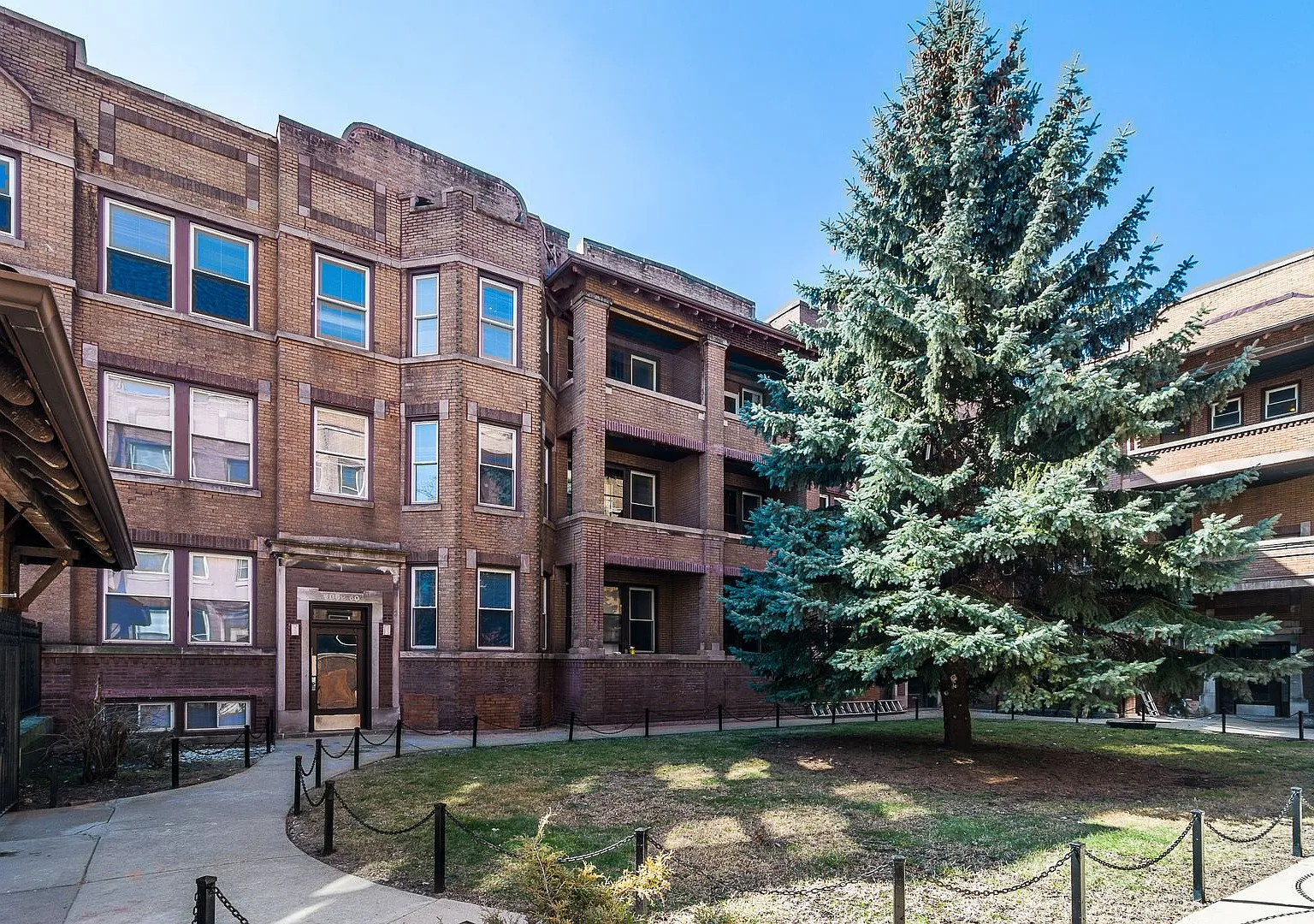 2 bed, 1000 sqft, $1,550 — Photo 2
