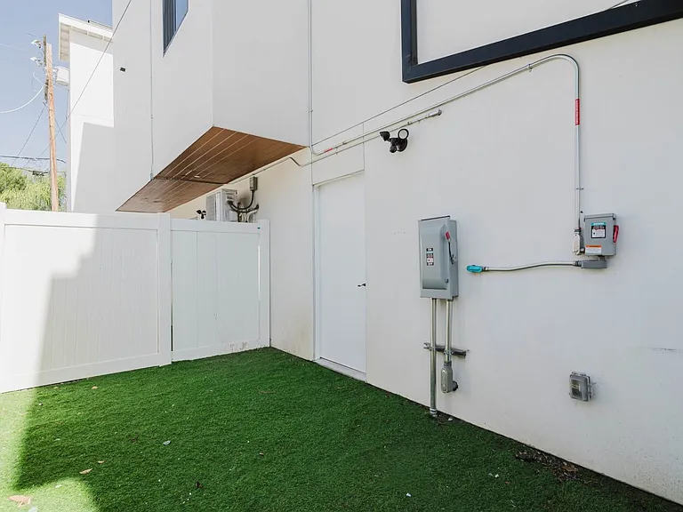 5654 1/2 Cartwright Ave — Photo 37