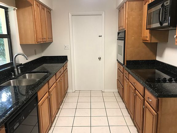 3rd image of 1411 Crest Dr
