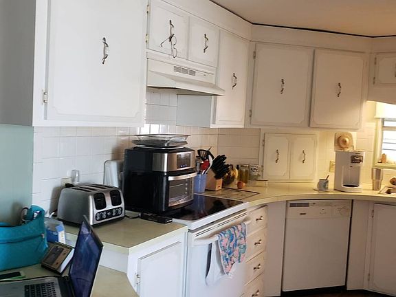 3rd image of 266 Glenwood Ln