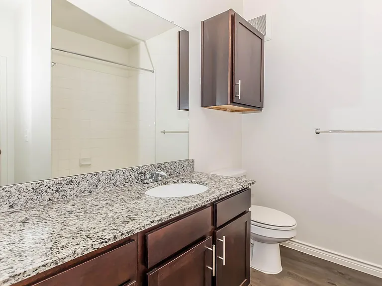 Green Oaks Apartments — Photo 33