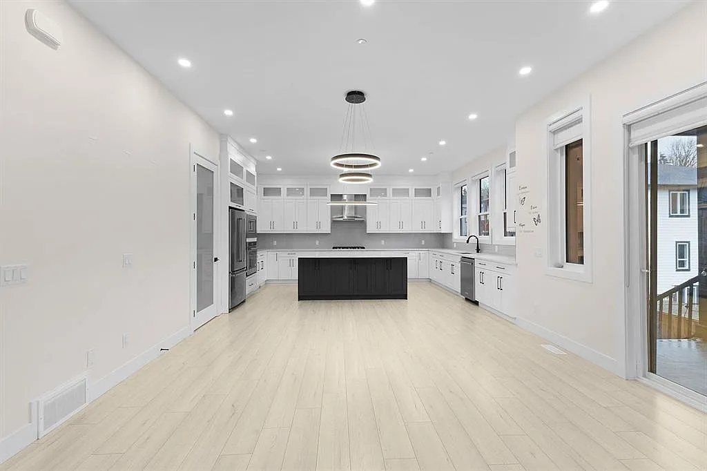 4 bed, 2500 sqft, $5,000 — Photo 2