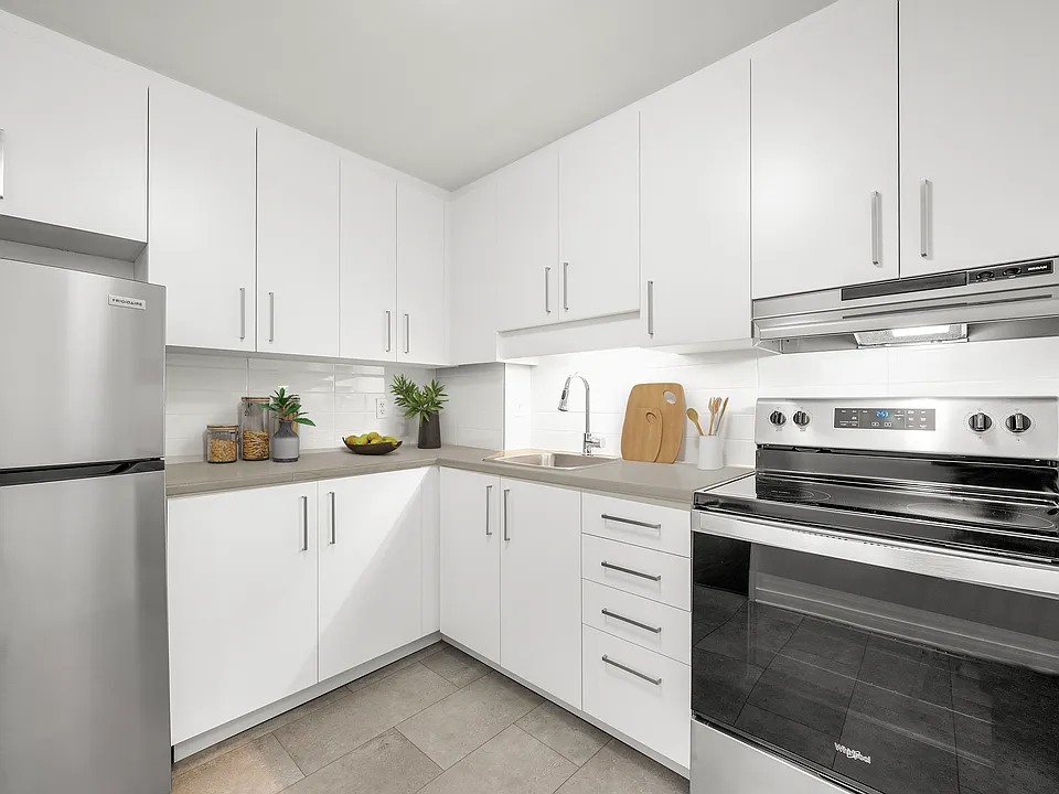 220 Woodridge Cres