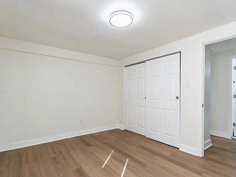 Bedroom-Renovated (1BD, 1BA 500SF)