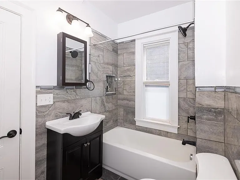 376 Hope St — Photo 4