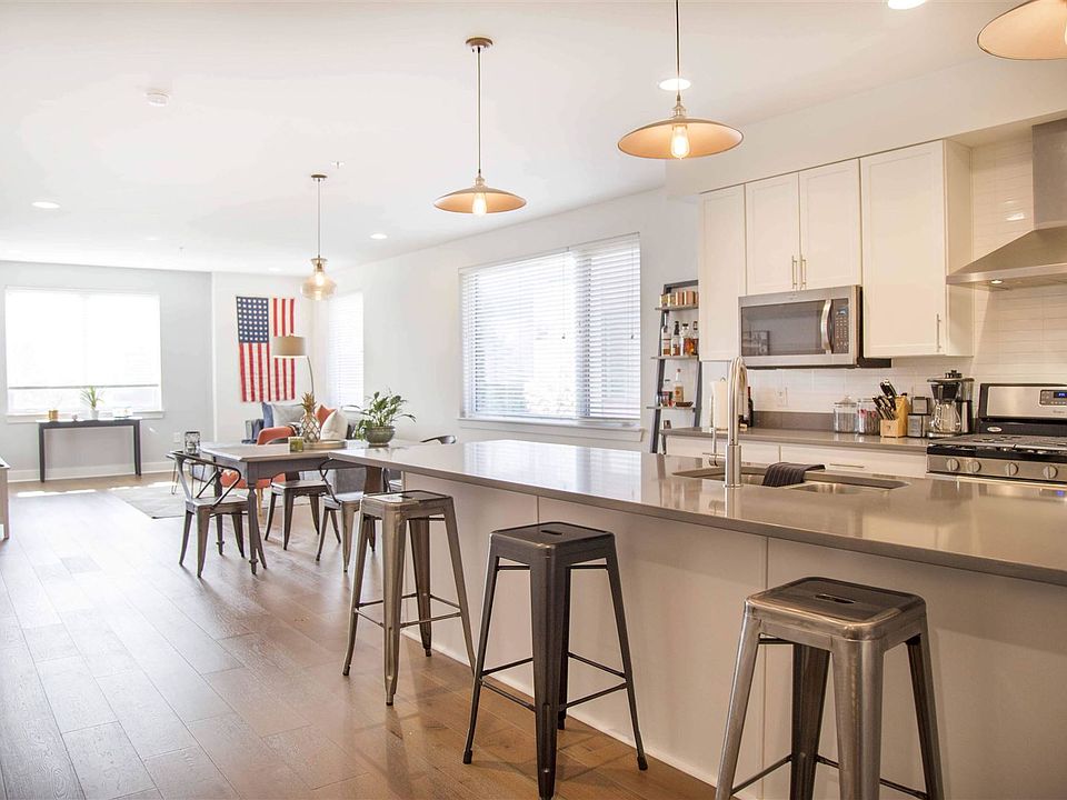 1st image of 622 E 10th St APT 212