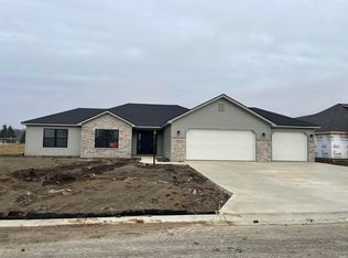 1071 Farmington Dr, Bluffton, IN 46714