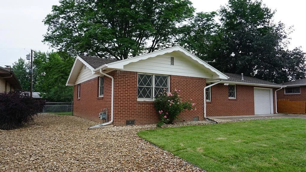2 bed, 1010 sqft, $2,300 — Photo 2