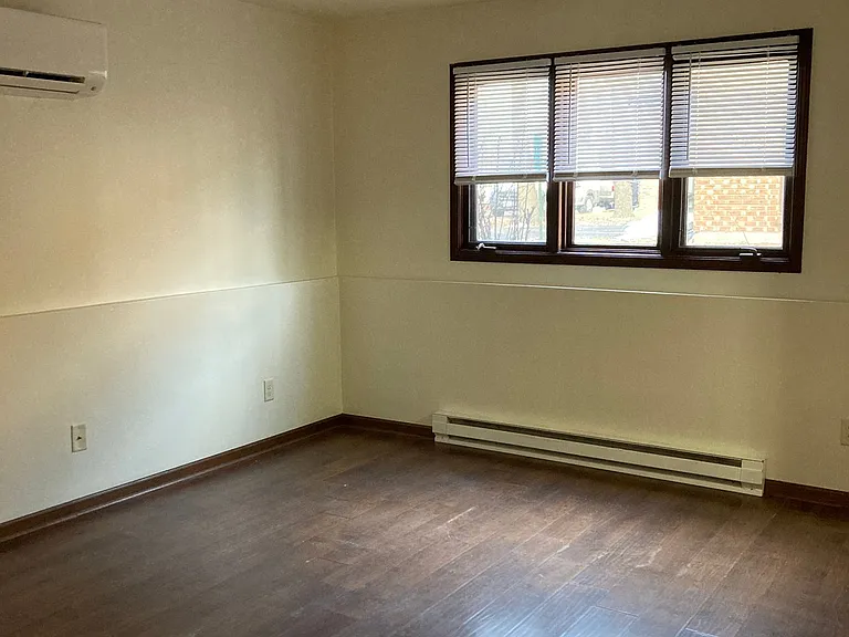 Immaculate Updated 2 Bedroom — Photo 10