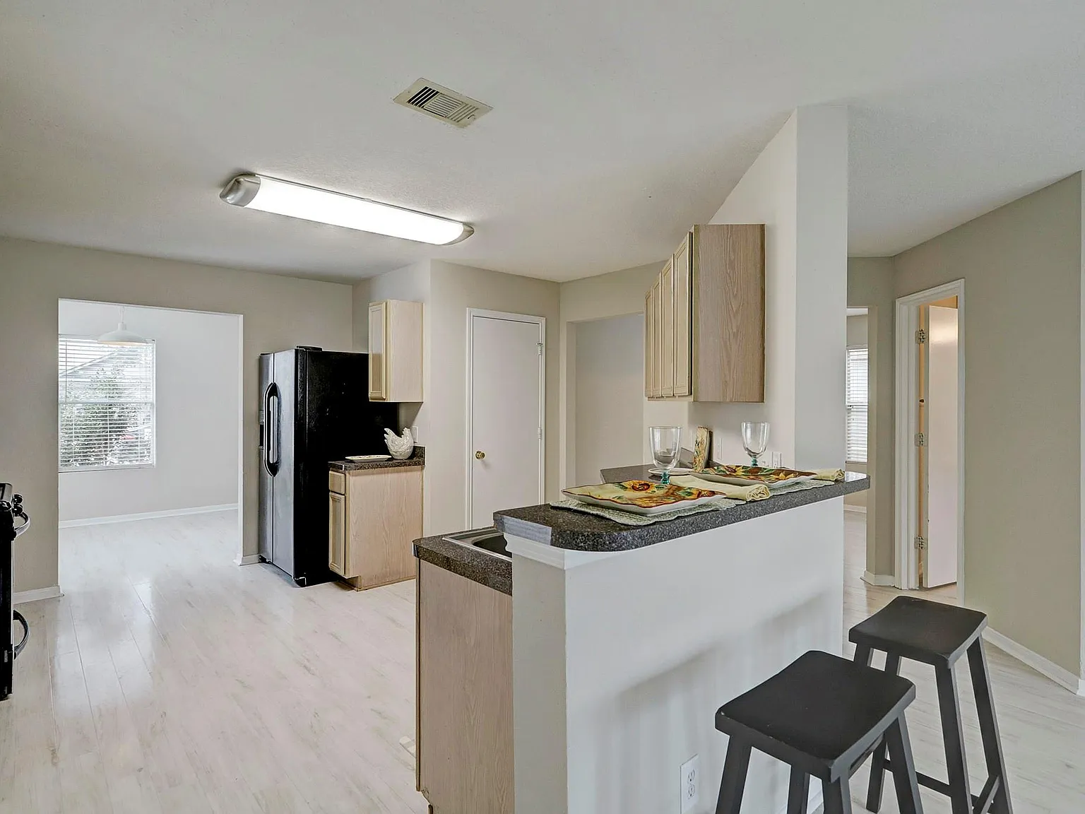 4 bed, 2.5 bath, 2263 sqft, $2,025 — Photo 3