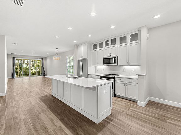 5th image of 1011 Steven Patrick Ave