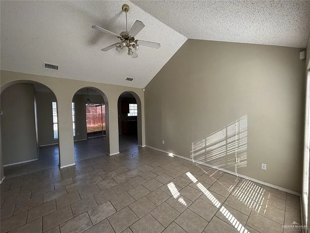 3 bed, 2.0 bath, 1184 sqft, $1,350 — Photo 2