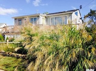 812 Beach St, Lindenhurst, NY 11757