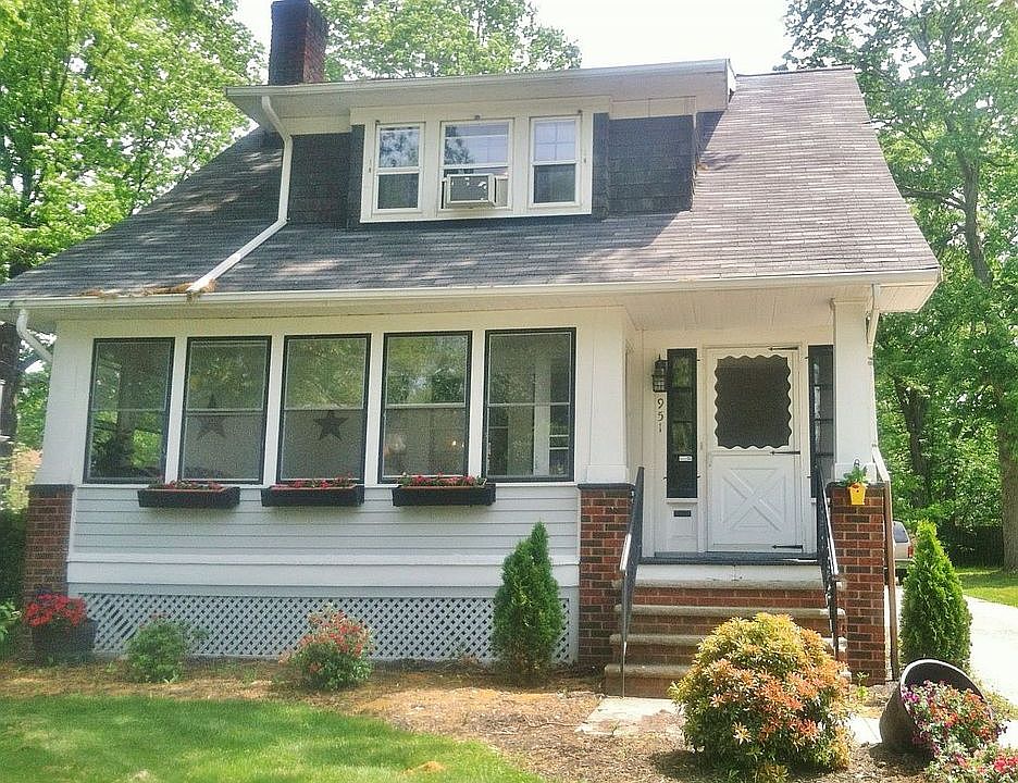 Front view of this Colonial