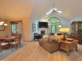 N49W16032 Lone Oak Ln, Menomonee Falls, WI 53051