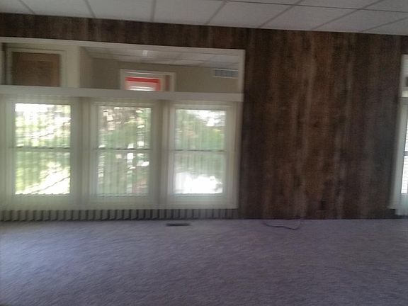 5th image of 447 Elm St