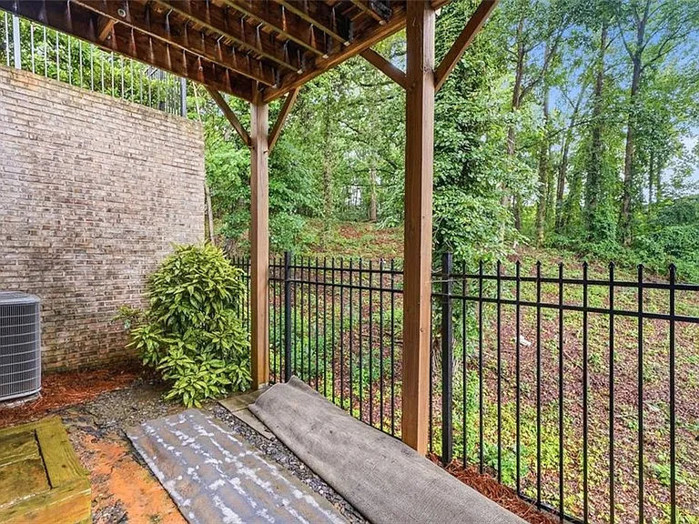 826 Canterbury Overlook NE — Photo 17