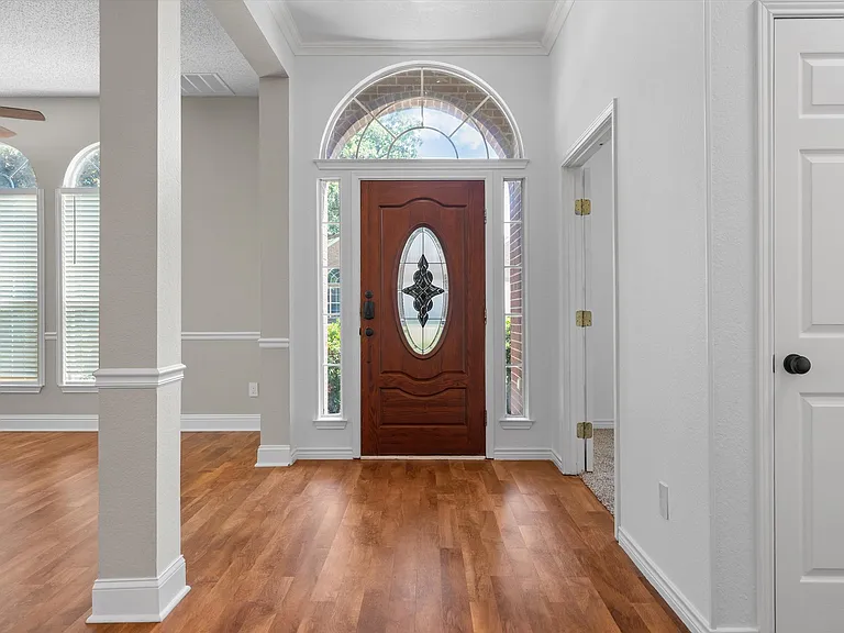 1324 Winnipeg Dr — Photo 1