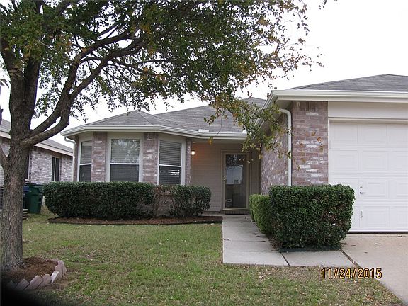 Lovely curb appeal with bay window -which is the breakfast nook!