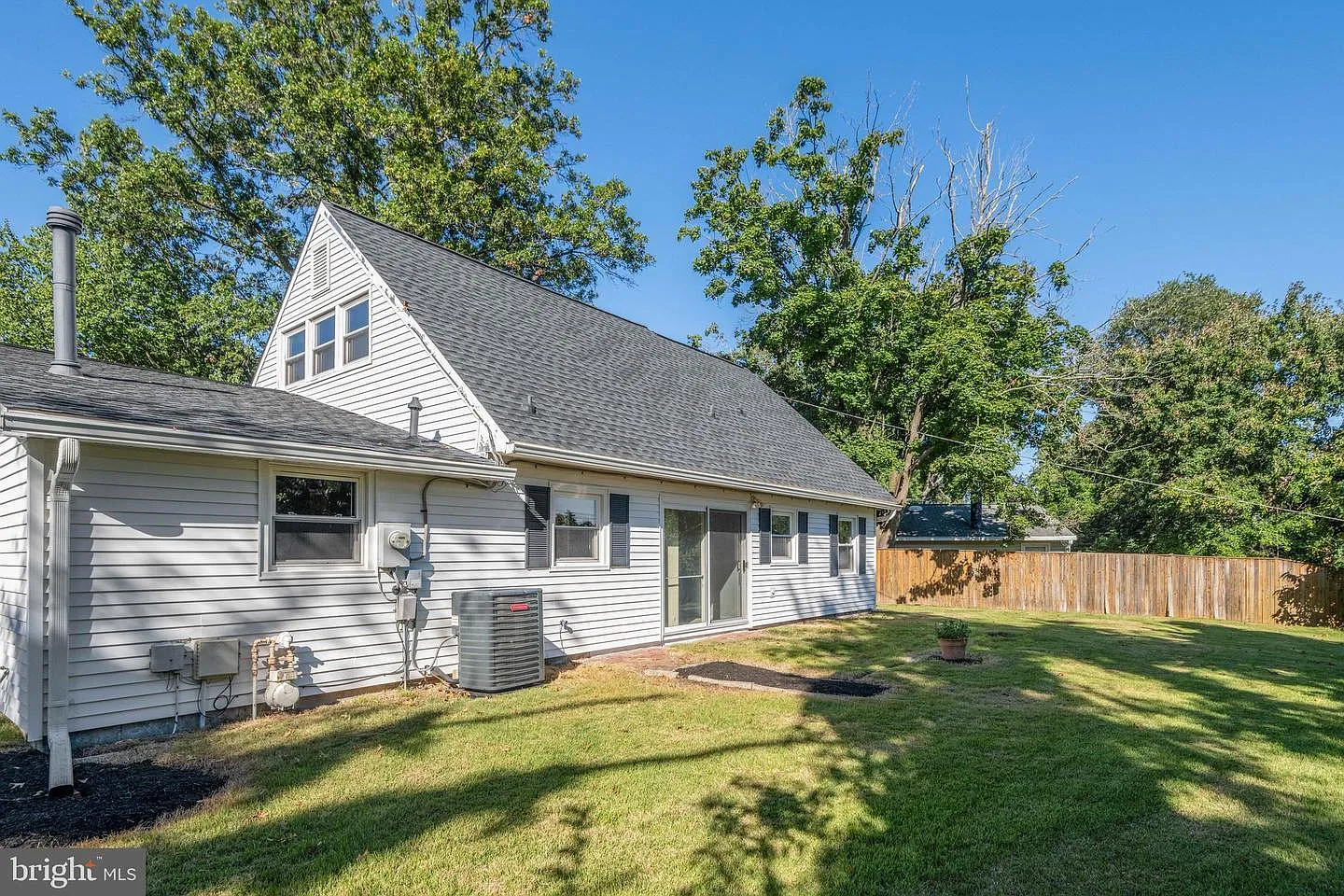 5 bed, 1512 sqft, $3,700 — Photo 3