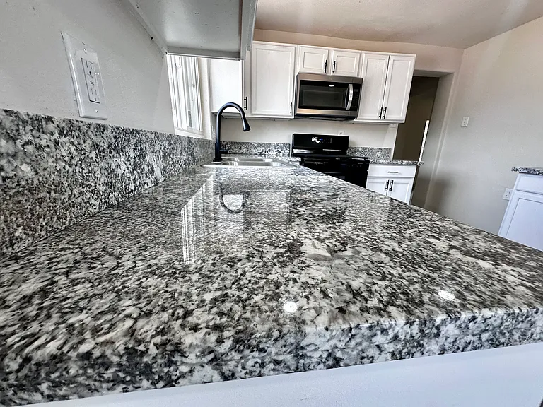 325 W 37th St — Photo 9