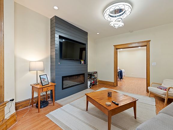 3rd image of 815 W Wellington Ave #2