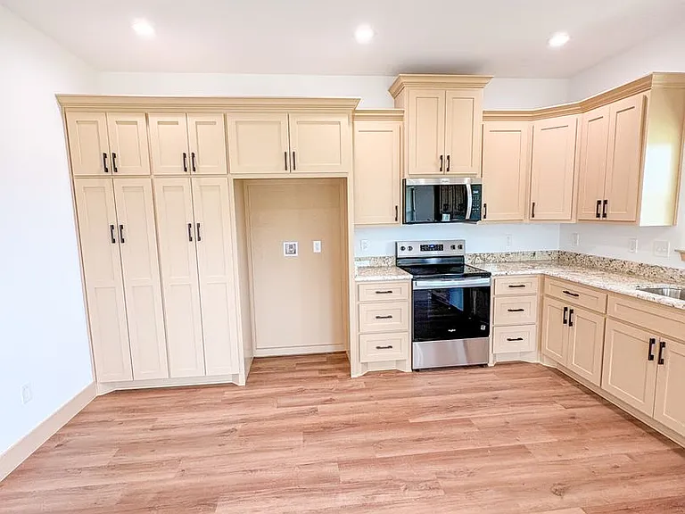 1105 E Navarro Ave — Photo 6