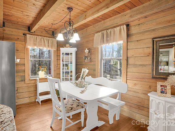 5th image of 371 Shady Tree Ln