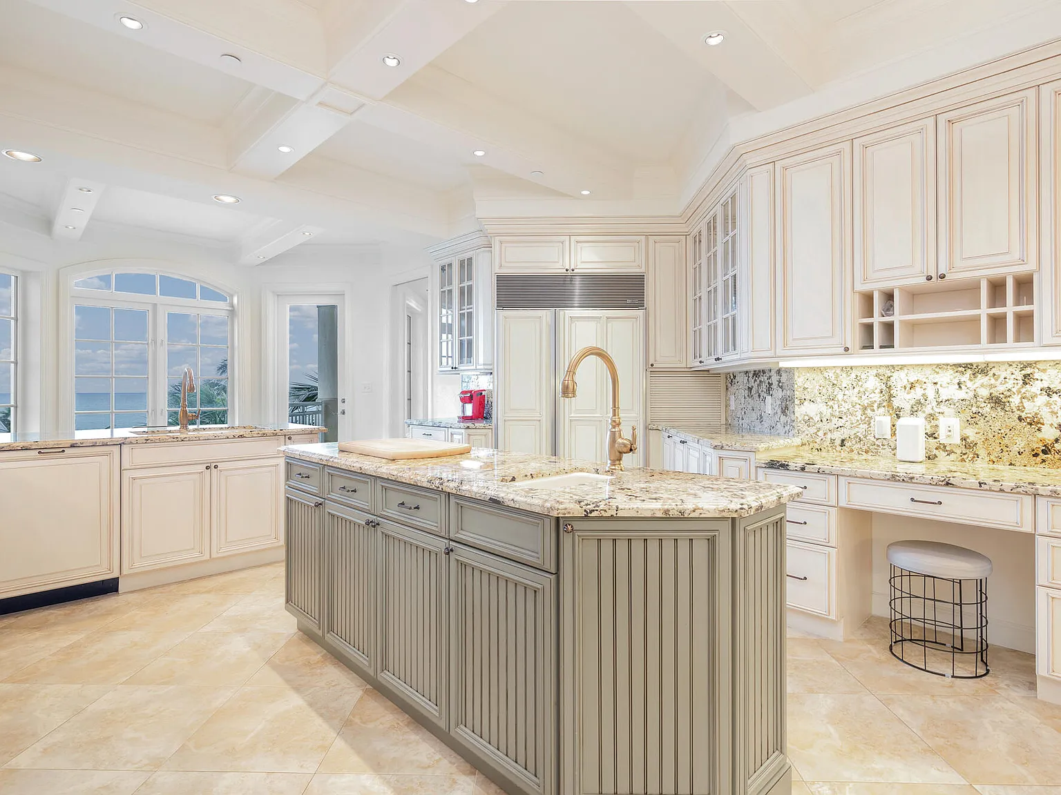 3 bed, 4.5 bath, 5000 sqft, $28,000 — Photo 4