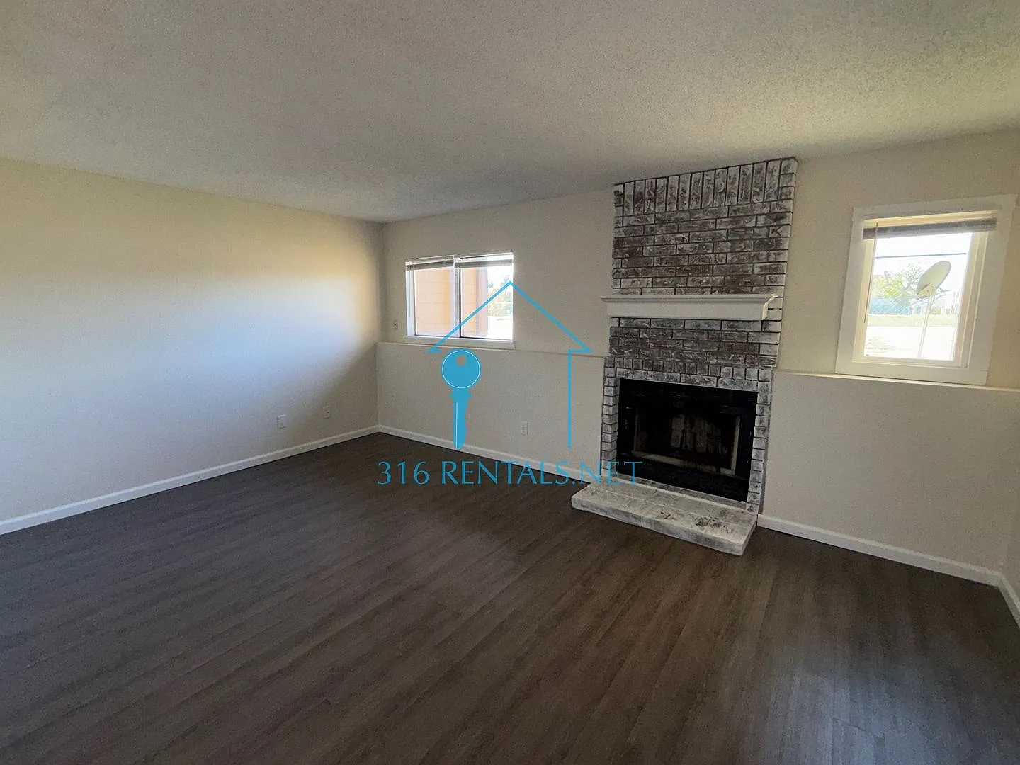 $995 - 2 bed 1.5 bath Beautiful bi-level apartment — Photo 4