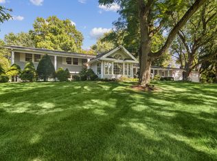 1011 Blackburn Dr, Inverness, IL 60067