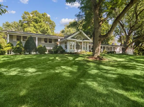 1011 Blackburn Dr, Inverness, IL 60067