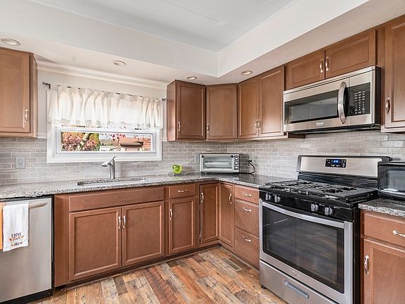 3rd image of 7 Garden Ln