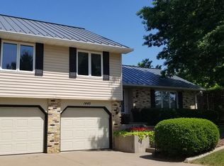 1445 Country Club Ct, Platteville, WI 53818