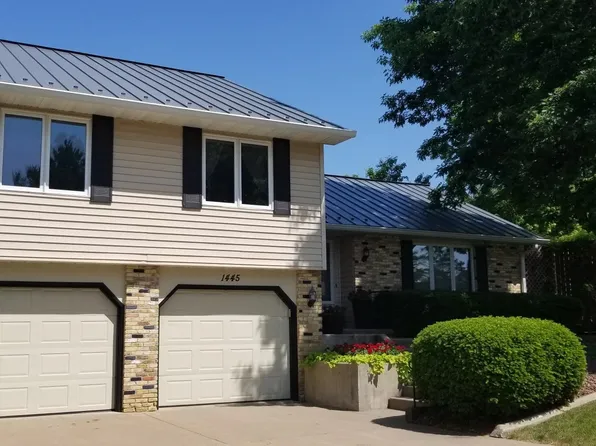 1445 Country Club Ct, Platteville, WI 53818